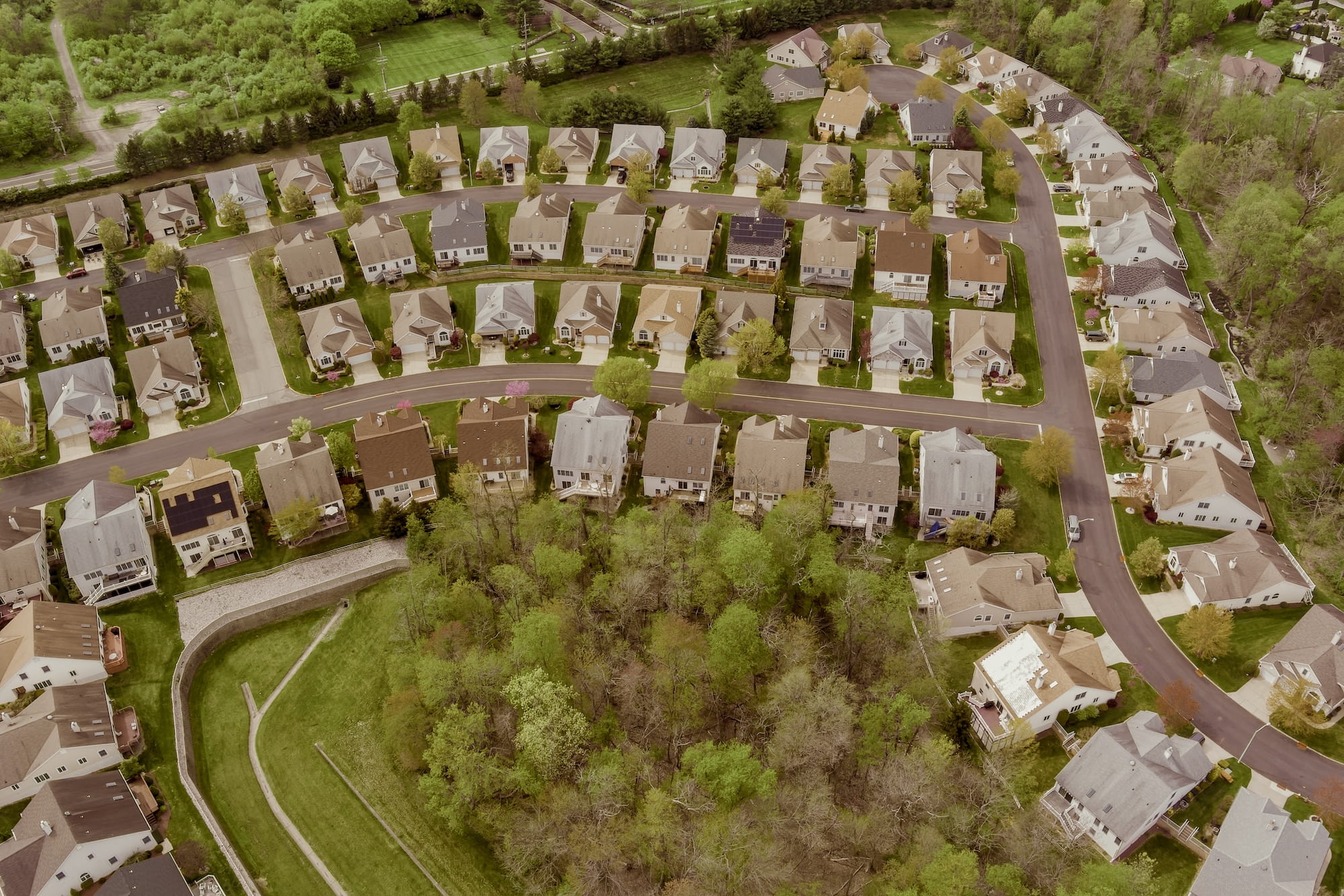 Before choosing floor plans or finishes, one of the biggest decisions in homebuilding that you’ll need to make is who you want to build with.